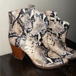 Snakeskin booties! Gibson latimer!